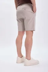 Bermuda casual de color visón, corte recto y largo hasta la rodilla.