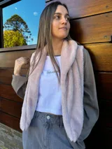 Remera corta blanca con mangas largas azul marino y logo "[studios]" estampado en rojo.