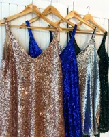 Vestido corto con lentejuelas, escote en V y tirantes finos.