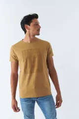 Remera de hombre color azul marino, con estampado de ciudades en el frente y manga corta.