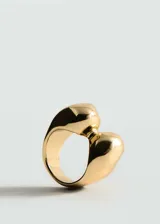 Anillo dorado con diseño rígido y metálico.