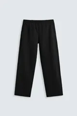 Pantalón jogger gris de corte recto, confeccionado en tejido de algodón compacto con interior en rizo. Tiene cintura elástica ajustable con cordón interior, bolsillos frontales y bolsillo de doble vivo en la espalda.