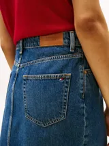 Falda de jean azul, de corte recto y largo a la rodilla.