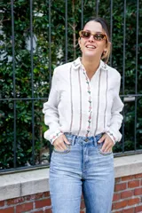 Camisa blanca de algodón con bordados de flores rosas en cuello, frente y puños, corte clásico y cierre con botones.