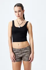 Musculosa corta negra de textura acanalada y escote cuadrado.