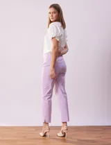 Pantalón verde esmeralda de gabardina elastizada, marca Zac & Rachel. Corte recto, pretina ancha pespunteada, bolsillos simulados y largo al tobillo.