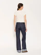 Jeans Luca Tailored de silueta oxford y tiro medio, confeccionado en denim irregular sin lycra. La botamanga viene terminada con doblez.