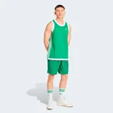 Short de baño verde con estampado del logo de Adidas en azul marino.