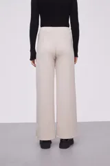 Pantalón negro de corte palazzo con cintura alta y elástico.