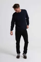 Sweater de punto trenzado color azul marino, con cuello redondo y mangas largas.