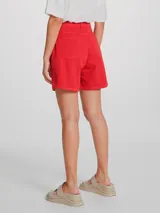 Short de jean color blanco, de tiro alto, con bolsillos delanteros y traseros.