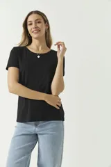 Remera básica negra de algodón con cuello redondo y mangas cortas.