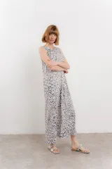 Vestido largo sin mangas de algodón con estampado animal print y escote redondo. Tiene bolsillos laterales y corte suelto.