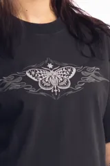 Remera unisex color beige de algodón con estampado de mariposa y llamas en color gris.