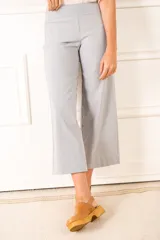 Pantalón ancho a rayas verticales celestes y blancas, de tiro medio y corte wide leg.
