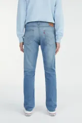 Pantalón de jean celeste de corte slim fit, con tiro bajo y cinco bolsillos.