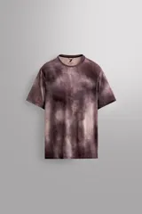 Camiseta deportiva relaxed fit confeccionada en tejido técnico perforado, ligero y elástico. Diseño tie dye en tonos marrones. Cuello redondo y manga corta. Detalle de logo estampado.