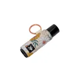 Soporte labial con estampado de flores en tonos claros, incluye anillo para llavero.