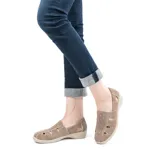 Zapato casual Korium Confort Elia color visón, con capellada de cuero ecológico con perforaciones y elástico en la parte superior.