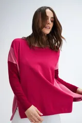 Sweater de punto color fucsia con bloques de color rosa claro en mangas y parte inferior.