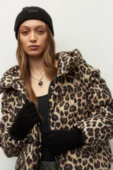 Gorro de lana negro tejido en ochos.