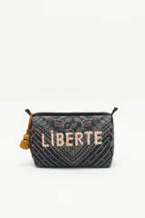 Bolso tipo pouch en algodón estampado con la palabra "Liberte" bordada.