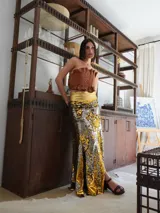 Pollera larga negra de lentejuelas con tajo lateral y cintura alta.