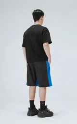 Short negro con cintura elastizada, cordón de ajuste y bolsillos laterales. Presenta una franja azul en los laterales.