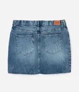 Pollera corta de jean de lavado diferenciado, con trabillas en la cintura, cierre delantero y bajo con corte a hilo.