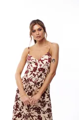 Vestido midi color crema con estampado floral en tonos borgoña, de breteles finos y escote en V.