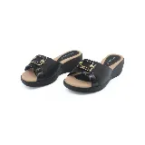 Sandalia Piccadilly color negro con plataforma y detalle de hebilla dorada.