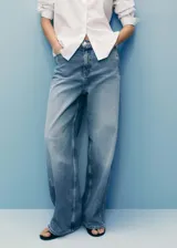 Pantalón de jean celeste de tiro alto, corte balloon, con cinco bolsillos, trabillas y cierre frontal con cremallera y botón.