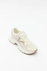 Zapatillas deportivas color gris claro con recortes en gamuza y textil transpirable, cordones a tono y plataforma de 5cm de alto.