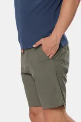 Bermuda color beige con cintura elastizada, bolsillos laterales y traseros.