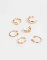 Set de seis earcuffs dorados con diferentes diseños: doble aro liso, hojas, eslabones, círculos calados, bolitas y trenzado.