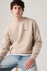 Sweater color arena de cuello redondo, con logo de Levi's bordado en rojo en el pecho.
