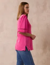 Remera blanca de algodón marca Ruby Rd con cuello redondo y escote en V. Tiene mangas cortas amplias con aplique de crochet.