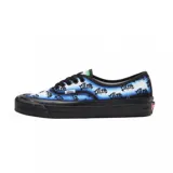 Zapatillas Vans Authentic 44 DX con estampado de calaveras y llamas en tonos azules sobre fondo blanco.
