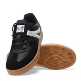 Zapatillas deportivas negras con detalles en blanco y suela color caramelo.