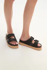 Sandalias negras con plataforma color caramelo y doble tira con hebilla ajustable.