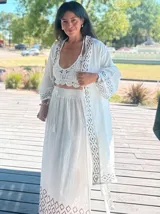 Kimono largo color blanco con estampado geométrico en el borde.