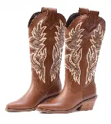 Botas de cuero color suela con bordados blancos y beige, caña alta y taco cubano.