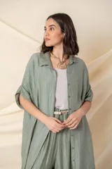 Camisa larga verde salvia de viscosa y tencel, con calce holgado y bolsillos laterales.