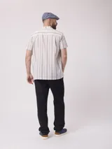 Camisa de hombre de manga corta con rayas verticales azules y blancas.