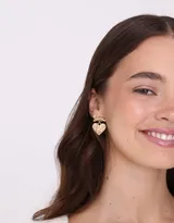 Aros colgantes dorados con forma de corazón y moño en la parte superior.