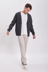 Cardigan de punto gris oscuro con cuello en V y cierre abotonado.