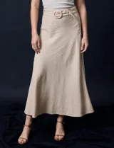 Falda larga color beige de lino y rayón, con pretina ancha, pasadores y cinturón con hebilla redonda. Marca Tahari.