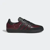 Championes Adidas Samba OG color borgoña con detalles en negro, con las tres tiras características de la marca en los laterales.