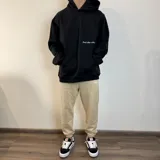 Pantalón de jogging negro con puños y estampado frontal con la leyenda "Buena Vibra Est. 2018".