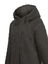 Campera de polar color verde oscuro con diseño acolchado en rombos. Presenta capucha con cordones ajustables, cierre frontal completo y mangas largas. Incluye detalles en cuero en los bolsillos y cordones. Confeccionada en poliéster reciclado.